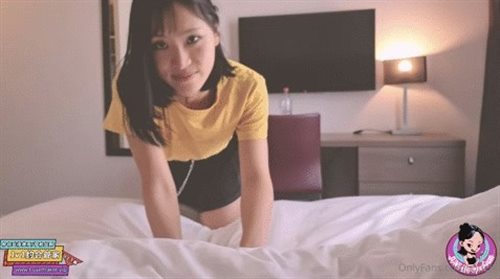 64240-【OF付费订阅不断更新】知名华人留学生网黄「Spicy Gum」「刘玥」短裙学生妹柔情艳舞诱惑玩弄大鸡巴骑射出精华.jpg
